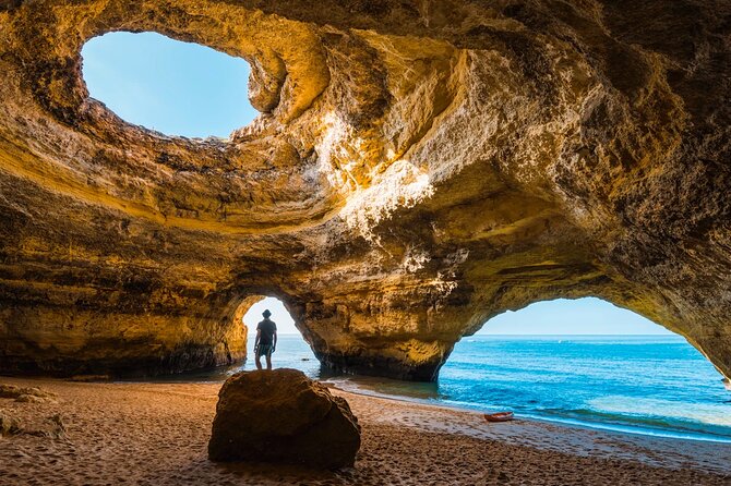 1 to 8 People Private Transfer from Faro Airport to accomodation - Finding your driver at Faro International (the moment that matters)