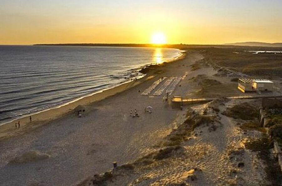 Albufeira: Beaches, Old Town, and Salgados Lagoon Jeep Tour - Praia dos Arrifes: turquoise water, cliffs, and the Algarve’s rock personality