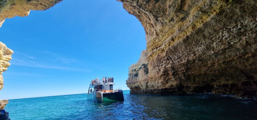 Albufeira: Coastline and Benagil Caves Tour by Catamaran - Where you meet SeaAlgarve (and how to avoid the first hassle)