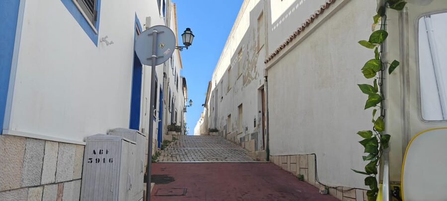 Albufeira: Old Town 1.5h - Meet the guides: storytelling that lands in a small time window