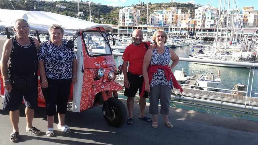 Albufeira: Private Tuk Tuk Tour - Getting started at Pizzaria Senhor Frog’s and rolling out