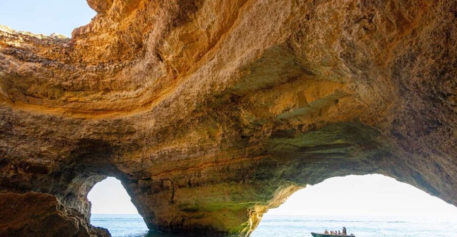Armação de Pêra: Benagil Caves and Secret Beaches Boat Trip - The 1-hour route: from Praia dos Beijinhos to the Benagil finale