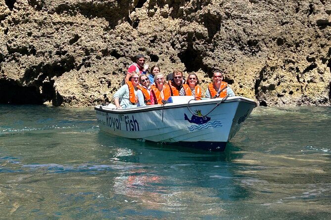 Boat tour through the wonderful caves of Ponta da Piedade - Entering Ponta da Piedade caves from the water