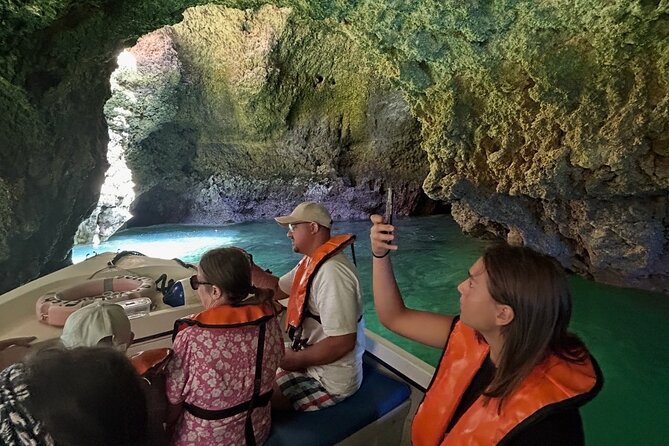 Boat tour through the wonderful caves of Ponta da Piedade - Who this cave cruise suits best