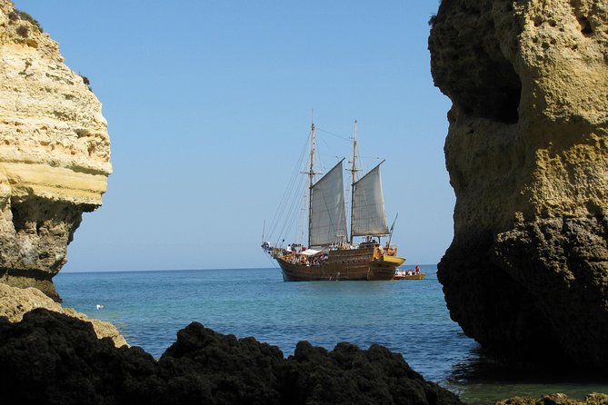 Cruise 2, Benagil - Morning - Caves 11:30H - 14:00H - Stop 1: Benagil Caves for about one hour, with included entry