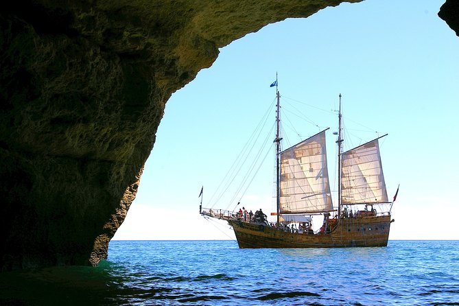 Cruise 2, Benagil - Morning - Caves 11:30H - 14:00H - Stop 2: the shorter Portimão cave stretch, about 30 minutes