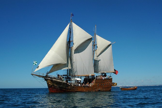 Cruise 3, Benagil - Afternoon - Caves 14:30H - 17:00H - Sailing past Portimão and Ferragudo before you hit the caves