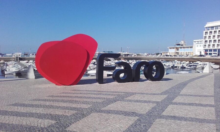 Faro: City tour - 5th October Avenue, the old theatre, and the city market that ends the story