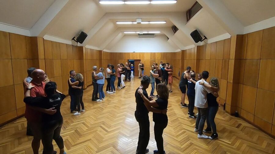 Faro: Private Dance Lessons (Salsa,Bachata,Kizomba) - Practical Lesson Flow: From Rhythm to Posture and Dance Etiquette