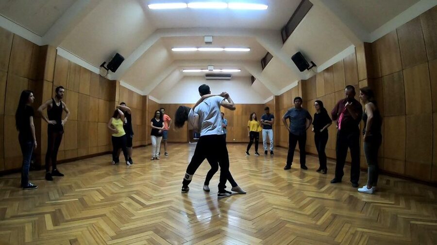 Faro: Private Dance Lessons (Salsa,Bachata,Kizomba) - Languages and Comfort: Why Communication Changes How Fast You Improve
