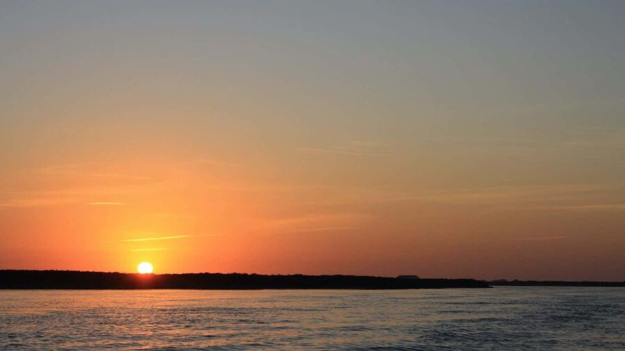 Faro: Ria Formosa Guided Sunset Tour by Catamaran - Guided sightseeing in Parque Natural da Ria Formosa: where to look from the deck