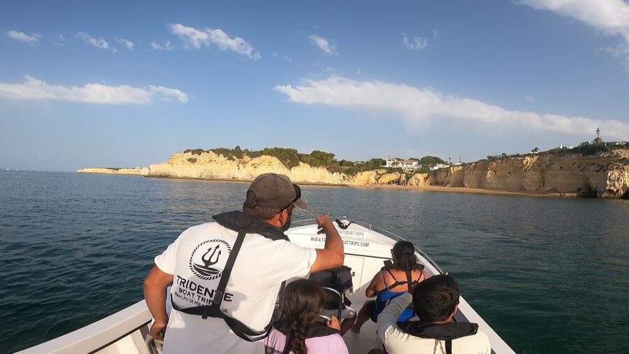 From Armação de Pêra: Benagil Caves and Beaches Boat Tour - From Praia dos Beijinhos to Cova Redonda: the ride’s warm-up section