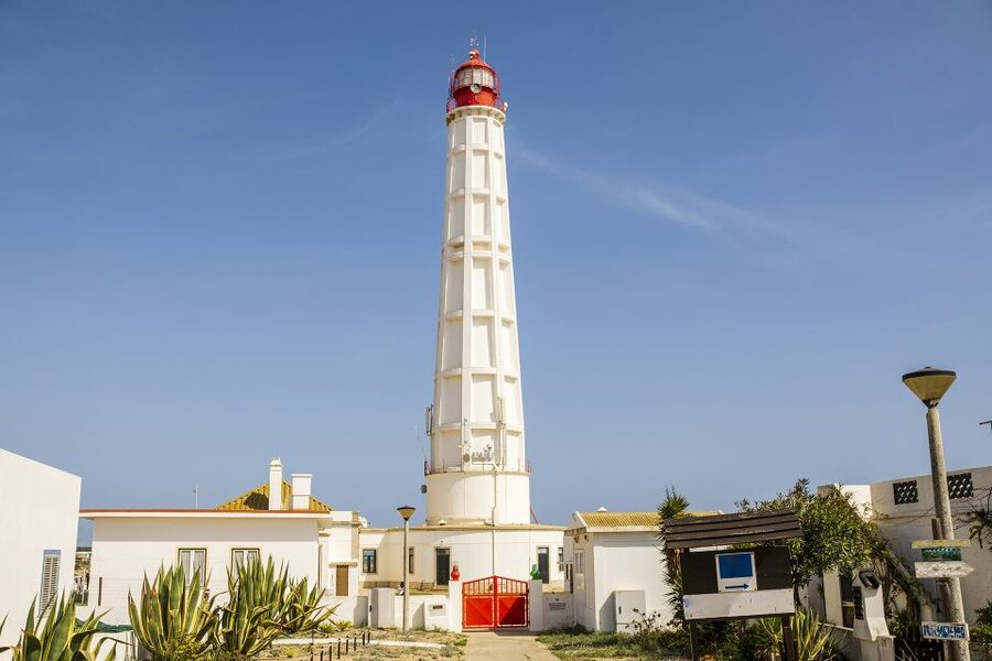 From Faro: Ria Formosa Hop-On Hop-Off 3 Islands Cruise - Culatra Island: Fishing Life, Oyster Farms at Low Tide, and a Better Meal