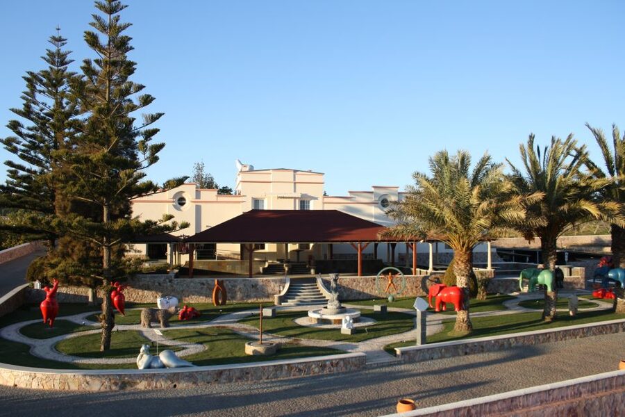 Lagoa: Guided Winery Tour and Local Wine Tasting - Quinta dos Vales in Lagoa: where art and wine are not just a slogan
