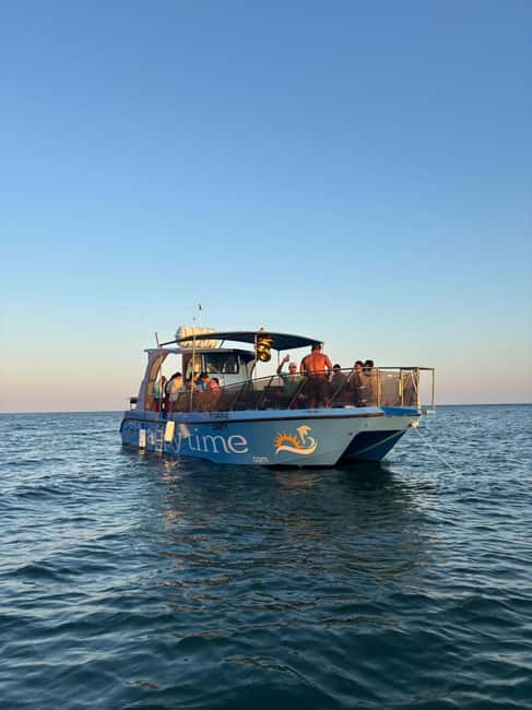 Lagos: Benagil Caves Catamaran Tour (2.5 hours) for the whole family - Beach-hopping by sea, from Carvoeiro to Ponta da Piedade