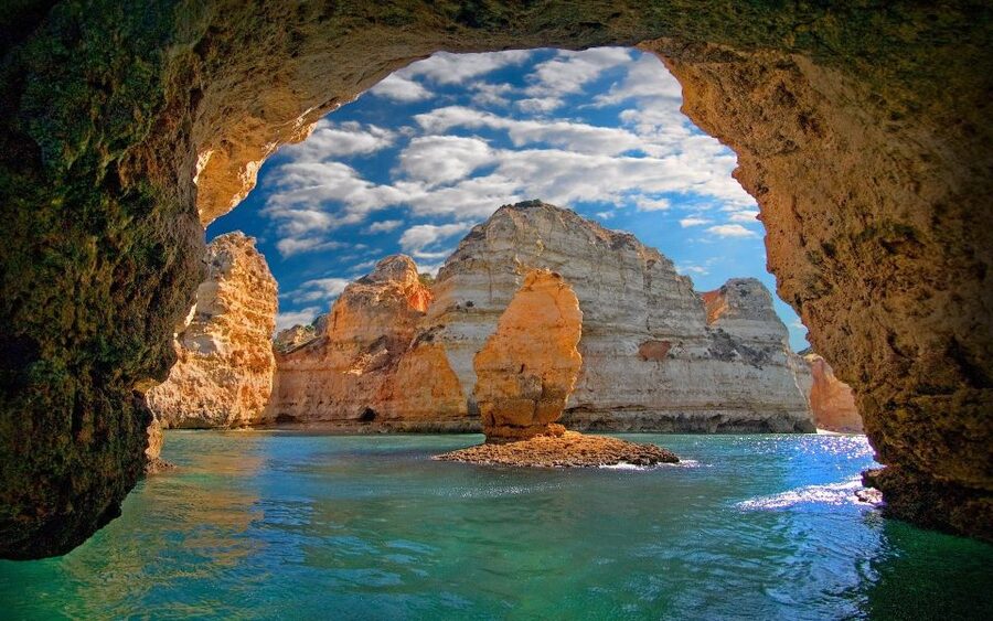 Lagos: Ponta da Piedade Rock Formations Guided Boat Tour - Guide and skipper teamwork in multiple languages