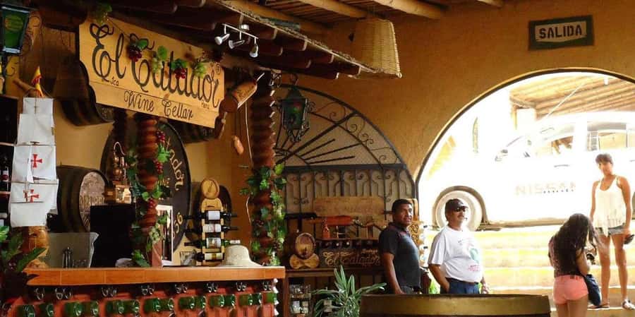 Lagos/Praia da Luz: Wine Tour, Tastings, Tapas, and Music - Live Portuguese Music: Paulo’s Singing and Guitar Atmosphere