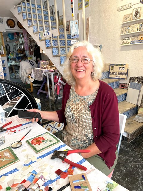 Olhão: Art Mosaic 2 hours Workshop by MosaicOlhão - Grouting and finishing, where patience shows