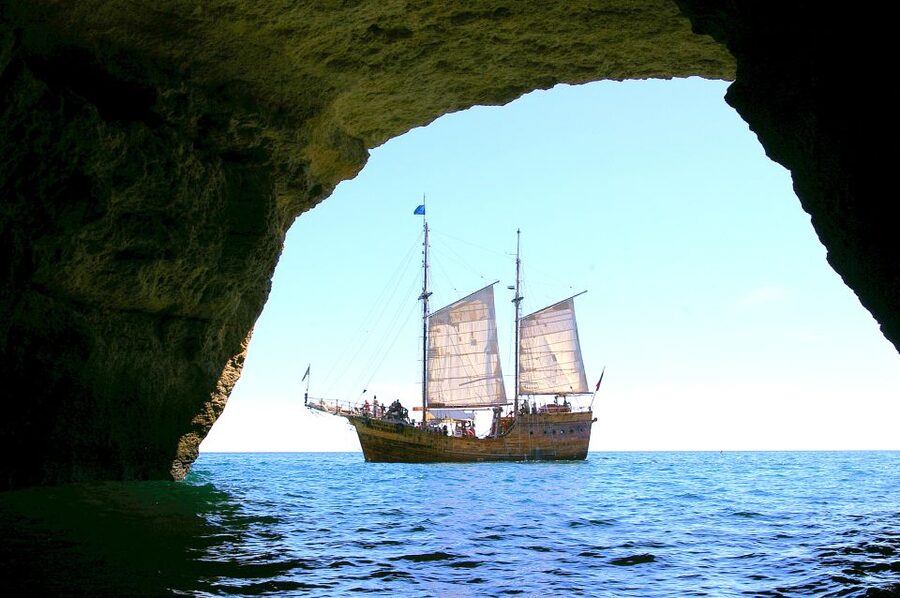 Portimão: Pirate Ship Cave Cruise - The 2.5-hour coastal cruise: Rio Arade to Ferragudo with real cliff views