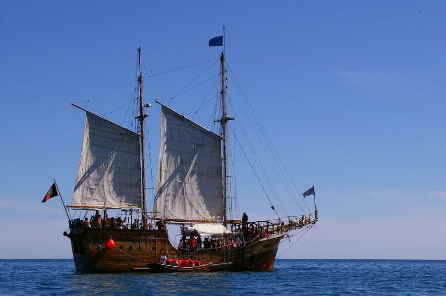 Portimão: Pirate Ship Cave Cruise - Alfanzina Lighthouse to Marinha Beach: the small-boat cave tour and Benagil Cathedral Cave