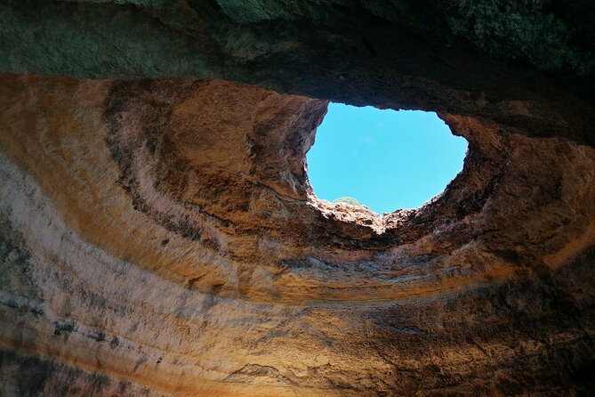 Portimão to Benagil: Adrenaline Wave 90 Minutes Cave Tour - Algar de Benagil, the cathedral effect, and what to expect inside and out