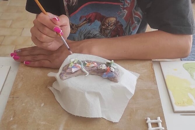 Private pottery workshop in the beautiful Monchique mountains - Tile painting: adding color and personality