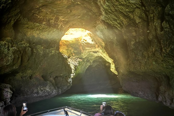 Traditional Tour - Benagil Cave - The small boat advantage, especially in tight cave entrances