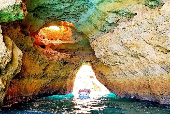 Traditional Tour - Benagil Cave - Getting there without stress: Benagil Beach is down stairs