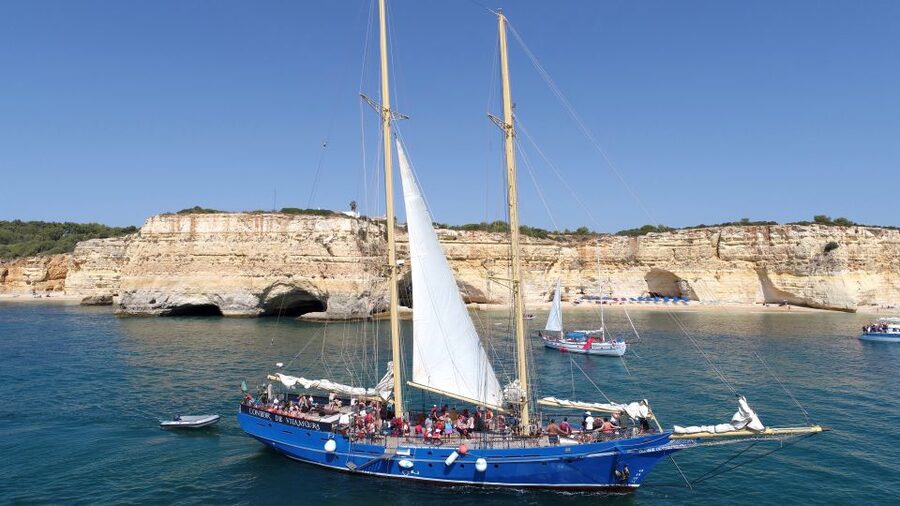 Vilamoura: Algarve Coast 3-Hour Sailing Cruise With Open Bar - Albufeira and the São Rafael Cliffs: The Algarve Looks Dramatic