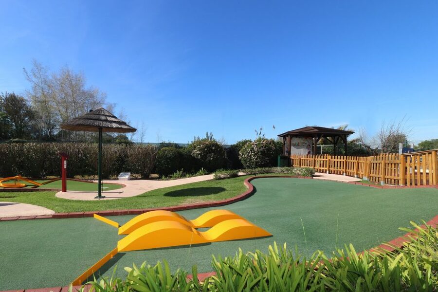 Vilamoura: Family Golf Park Game - Snack-bar breaks and the best way to recharge between rounds