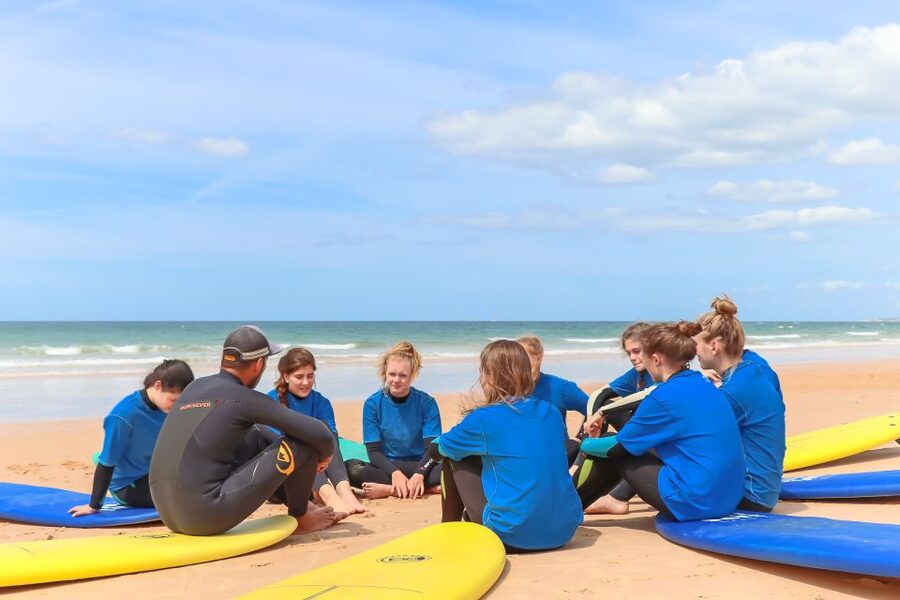 Vilamoura: Surf Lesson at Falésia Beach - Small group coaching with English, French, Spanish