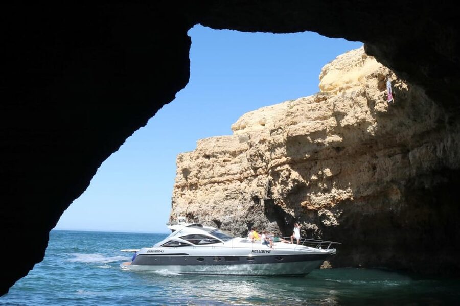Xclusive Luxury Yacht Albufeira - Rules that matter on board: shoes, outside food and drinks, glass objects, and the inside-yacht fee